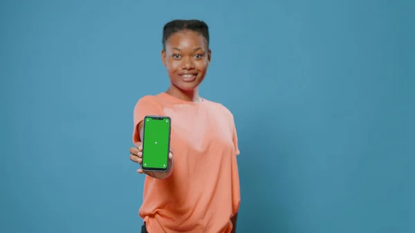 Primer plano de la mujer mostrando teléfono inteligente con pantalla verde — Foto de Stock