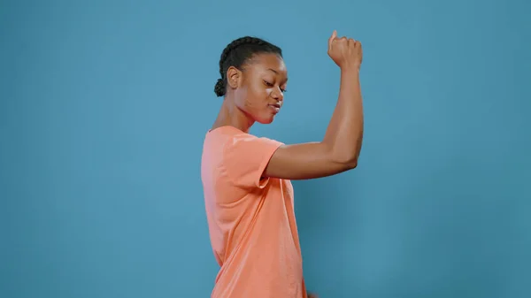 Deportiva mujer flexión entrenado los músculos del brazo delante de la cámara — Foto de Stock