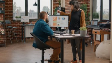 Erkek ve kadın iş projesinde takım çalışması yapıyorlar.