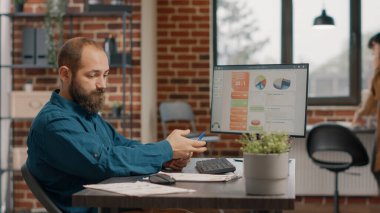 Düşünceli çalışan, dosyalardaki oran tablolarını analiz ediyor ve gözlemliyor