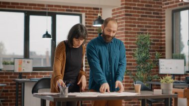 İş adamları yeni açılan ofiste tokalaşarak selamlıyorlar