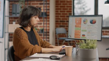 Düşünceli çalışan bilgisayarda veri oranı grafikleri tasarlıyor