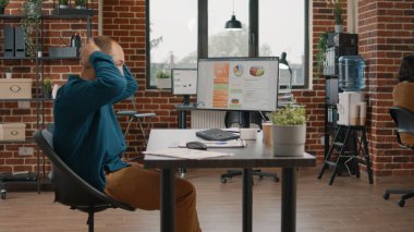 Bilgisayarda oran grafikleri tasarlamaya çalışan sinirli bir çalışan.