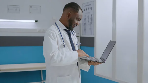 Thérapeute afro-américain médecin debout dans le bureau de l'hôpital tenant tablette ordinateur — Photo