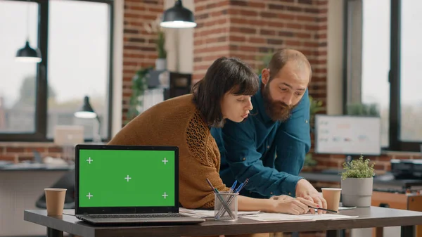 Chers collègues travaillant et ayant un ordinateur portable avec écran vert — Photo