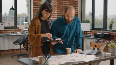 İş adamları pazarlama stratejisi oluşturmak için birlikte çalışıyorlar