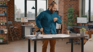 Girişimci başlangıç ofisinde önemli bir çağrı bekliyor