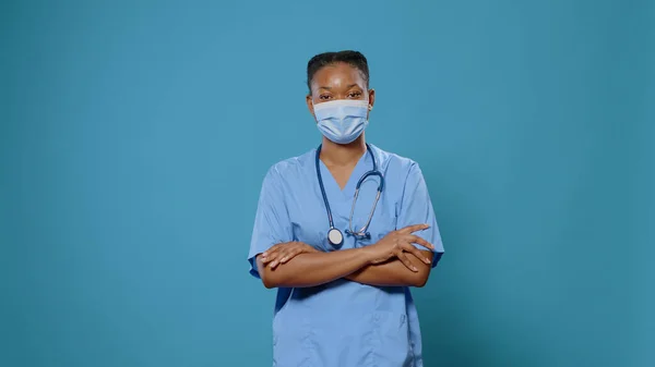 Portret pielęgniarki z skrzyżowanymi ramionami w masce — Zdjęcie stockowe