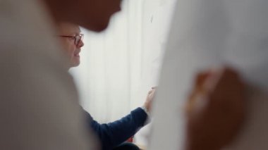 Sanat okulunda çizim yapmayı öğrenen yaşlı kişi.