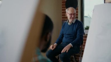 Usta öğretmen atölyede sanat ve zanaat becerilerini anlatıyor.