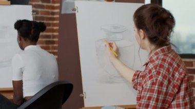 Müstakbel ressam eskiz çizmek için ilham modeli çiziyor