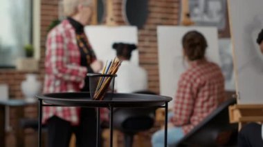 Tablo üzerinde tasarım yapmak için sanatsal araçlar ve kalemler