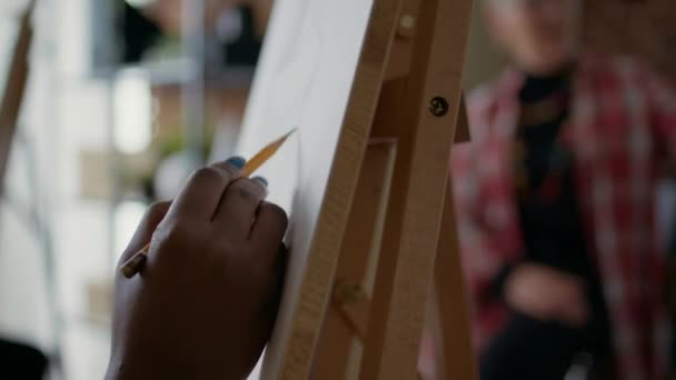 Mulher criativa usando lápis para desenhar modelo de vaso na aula de arte — Vídeo de Stock