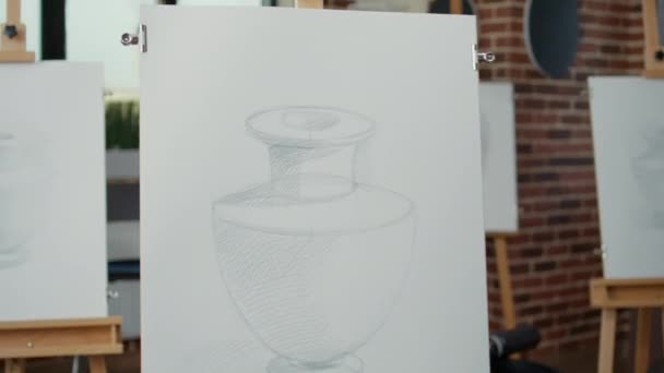 花瓶のインスピレーションを持つ空のアートクラスのワークショップで誰も — ストック動画