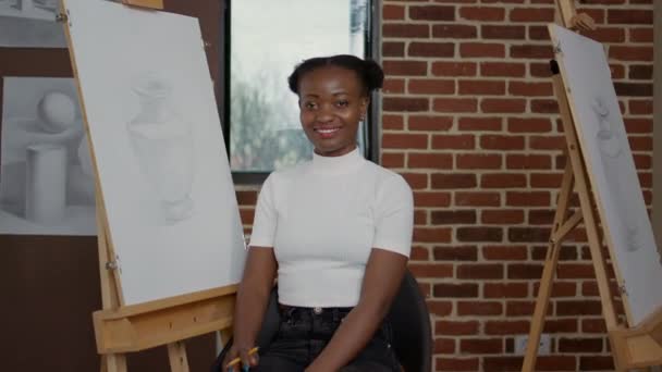 Портрет афроамериканської жінки, яка вчиться малювати дизайн вази. — стокове відео
