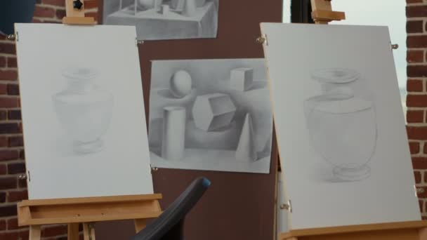 画布上有素描的空教室，供艺术课节目用 — 图库视频影像