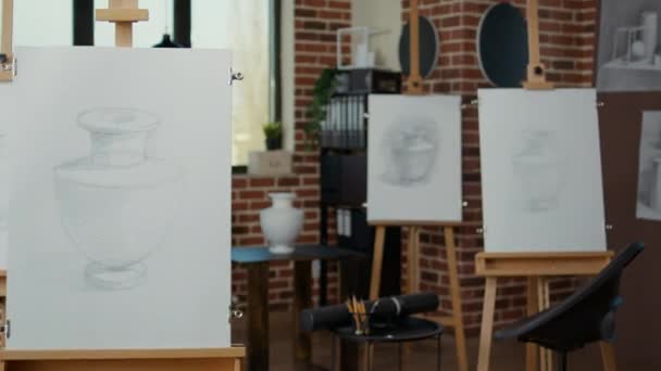 Oficina de criatividade vazia para aula de arte com ferramentas artísticas — Vídeo de Stock