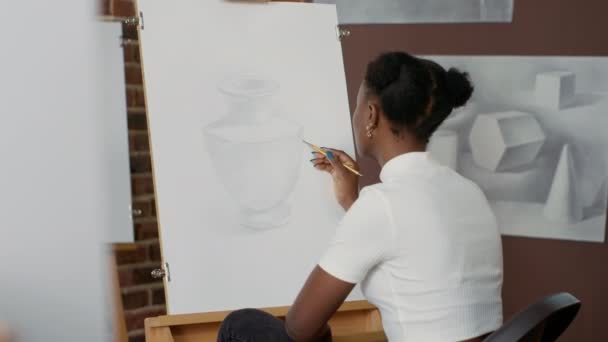 Αφρο-αμερικανίδα ζωγραφίζει επαγγελματικό σκίτσο σε καμβά — Αρχείο Βίντεο