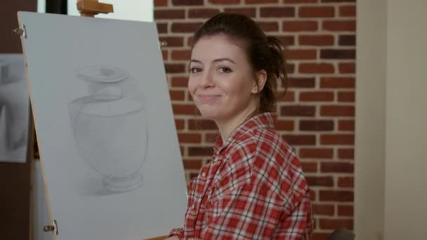 Портрет молодого студента, обучающегося рисованию вазового шедевра — стоковое видео