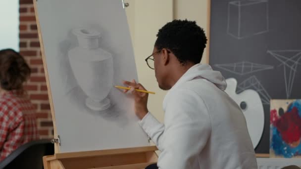 Portrait of african american man using drawing technique with pencil — Stock Video