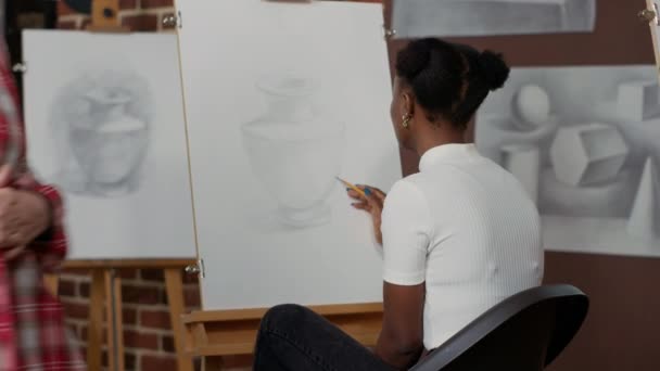 Jovem aprendendo a desenhar esboço de vaso no papel — Vídeo de Stock