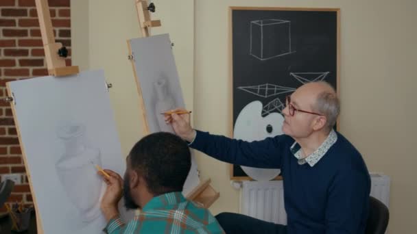 Studententeam zeichnet Vasenmodell auf Leinwand im Kunstunterricht — Stockvideo