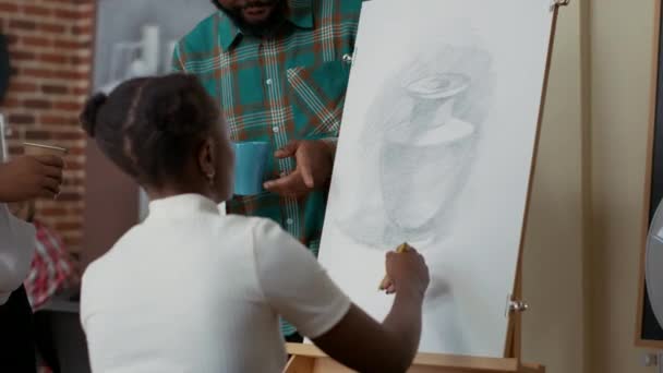 Afrikai amerikaiak váza inspirációt rajzolnak együtt a művészeti osztályban — Stock videók
