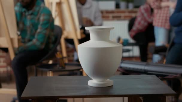 Modelo de vaso na mesa na frente de estudantes de arte para desenhar sobre tela — Vídeo de Stock