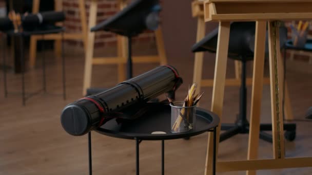 Kelas seni kosong dengan pensil berwarna-warni dan peralatan artistik di atas meja — Stok Video