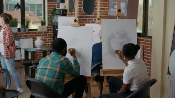 Uomo e donna che frequentano lezioni d'arte per sviluppare abilità di disegno — Video Stock