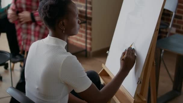 African american woman drawing object model on canvas and easel — Stock Video