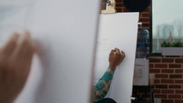 Fiatal férfi rajz technikát tanul vásznon a művészeti órán — Stock videók
