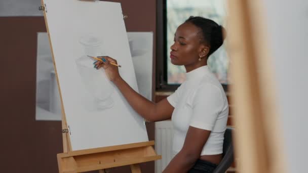 Πορτρέτο της νεαρής γυναίκας χρησιμοποιώντας μολύβι για να αντλήσει έμπνευση αντικείμενο — Αρχείο Βίντεο