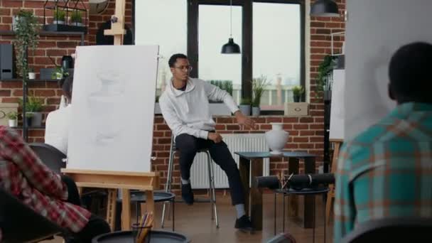 Creatieve man die artistieke vaardigheden onderwijst aan studenten in workshop — Stockvideo