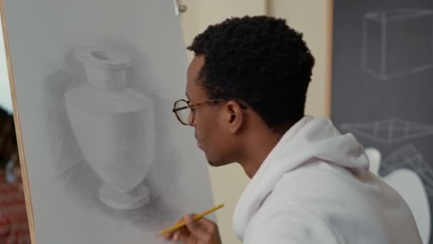 Porträt eines jungen Studenten, der Skizzenmodell auf Leinwand zeichnen lernt — Stockvideo