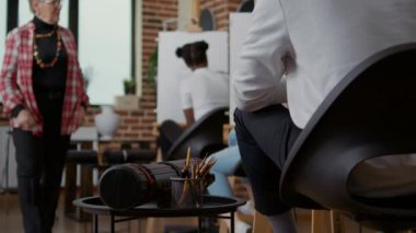 Resim dersinde resim çizmek için renkli kalemler kullanan öğrenci