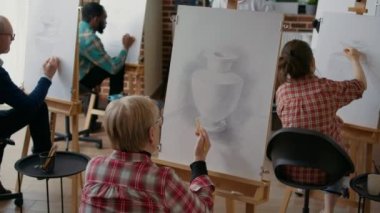 Yeni yetenekler geliştirmek için sanat dersine katılan son sınıf öğrencisi bir kadın.