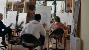 Akıllı telefondan vazo çizimi yapan yaratıcı öğrenci.