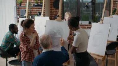 Çeşitli öğrenciler sanat sınıfındaki son sınıf öğrencilerine tavsiye veriyor.