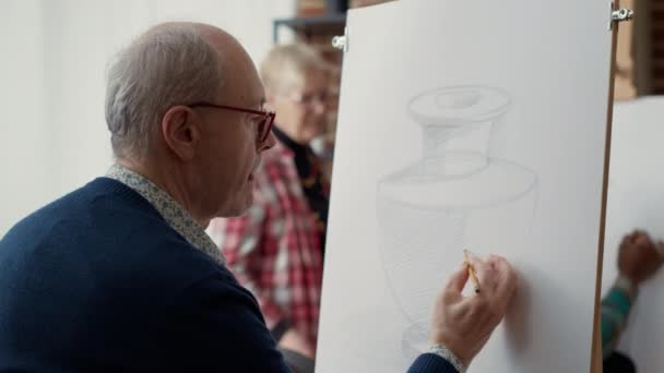 Ältere Studentin skizziert Vasenmodell mit Bleistift auf Papier — Stockvideo