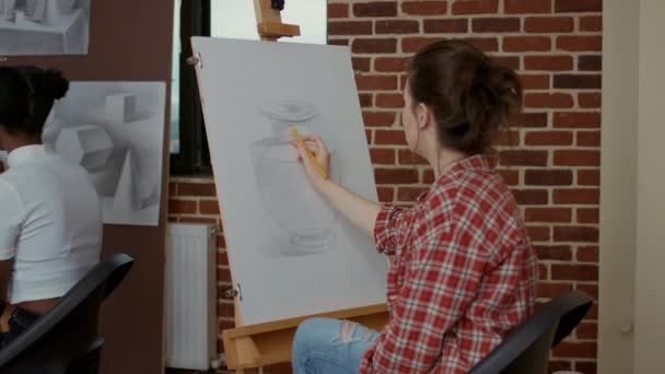 Porträtt av kreativ kvinna som går i konstklass på teckningsskolan — Stockvideo