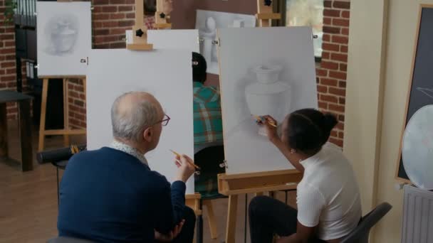 Birlikte çizim tekniğini öğrenen çok ırklı insanlar. — Stok video