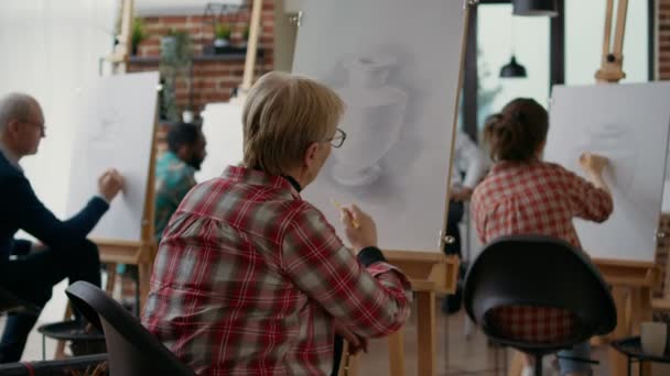 Modelo de dibujo de anciana con técnica artística sobre lienzo — Vídeo de stock