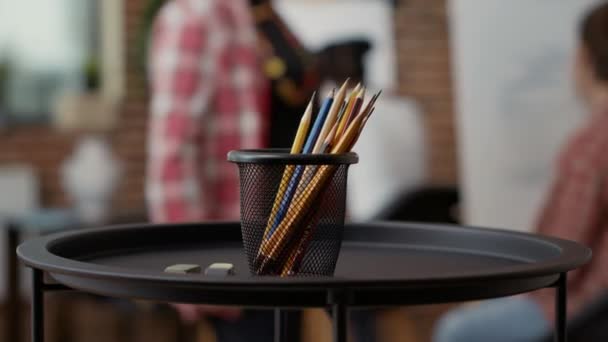 Цветные карандаши и ластики на столе, используемые для рисования произведений искусства — стоковое видео