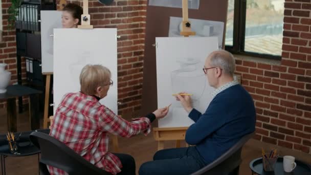 Idősebb férfi és nő a művelődési házban vázamodell rajzolása