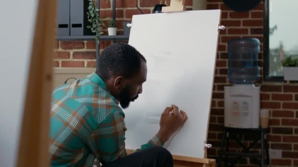 Hombre creativo tratando de dibujar el modelo de jarrón sobre lienzo en la lección de arte — Vídeo de stock