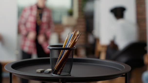 Konstnärliga verktyg och färgglada pennor på bordet i konstklass verkstad — Stockvideo