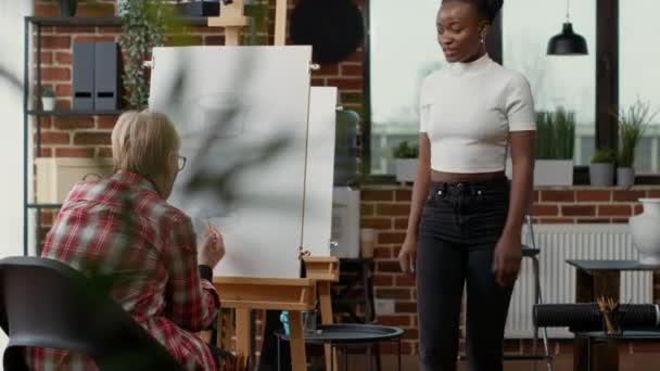 美術教師養成上級女性は美術の授業で作品を描く — ストック動画
