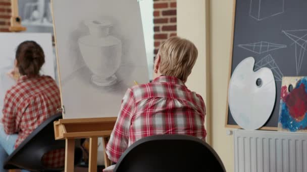 Senior kvinna rita vas skiss på duk med staffli — Stockvideo