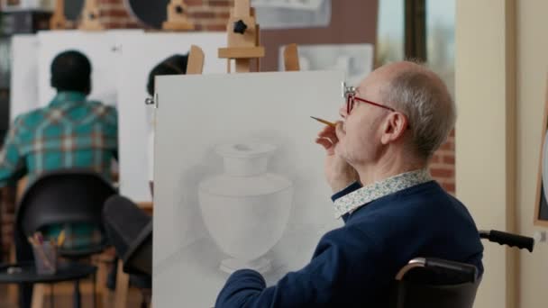 Végzős diák fogyatékossággal ceruzával rajzolni váza modell — Stock videók